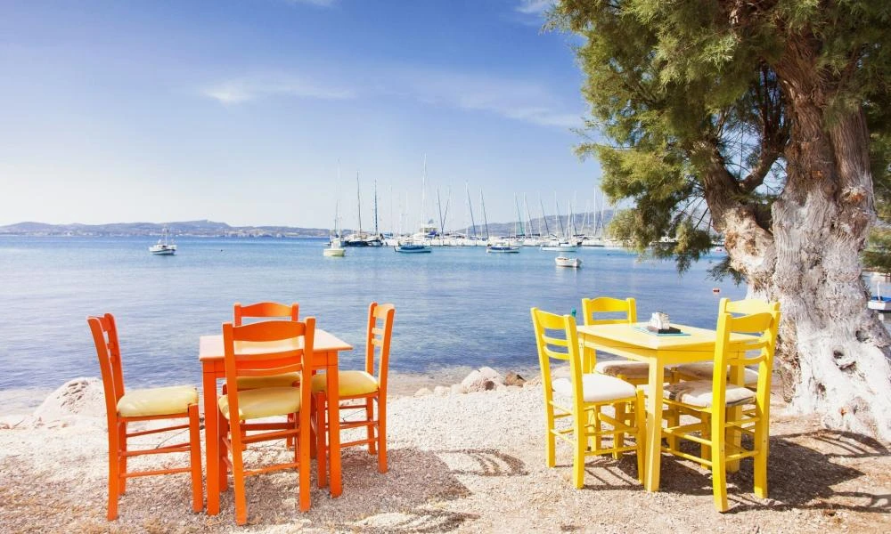 Υπάλληλος ταβέρνας στη Μήλο κατήγγειλε τον 42χρονο εργοδότη του ότι τον θώπευσε και τον χαστούκισε